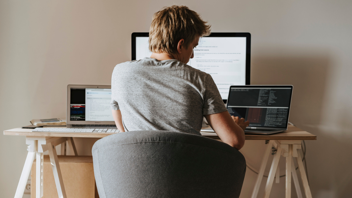 Ajustar a altura da tela e fazer pausas frequentes ajuda a prevenir dores e desconfortos (Foto: Pexels)
