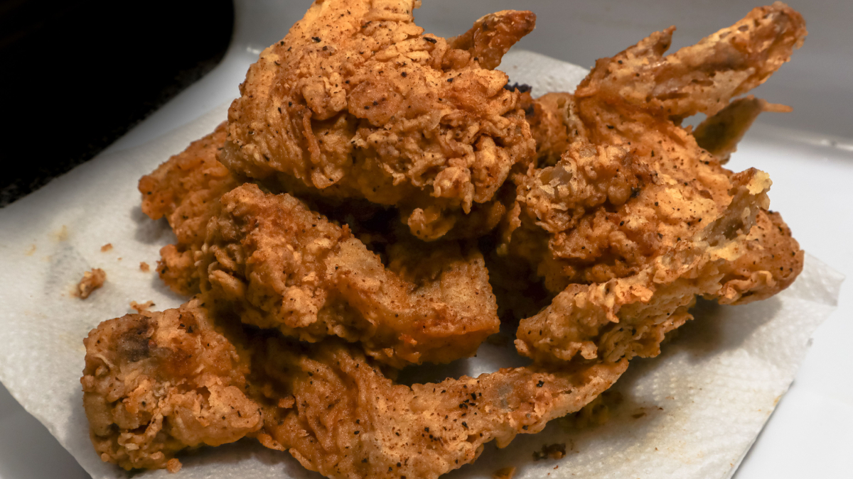 Além do frango frito, a receita combina perfeitamente com nuggets, hambúrgueres e batatas fritas (Foto: Pexels)