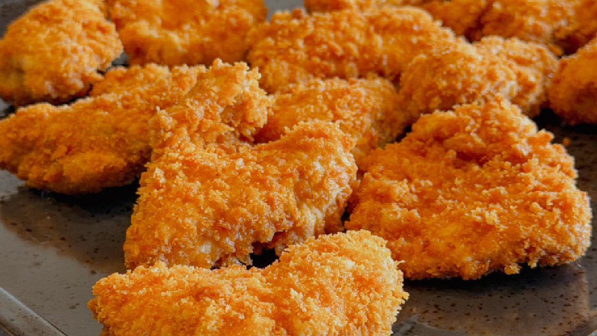 O empanamento é uma das etapas mais importantes para criar a textura crocante característica dos nuggets (Foto: Pexels)