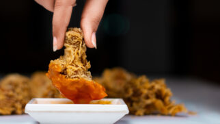 Cremoso, picante na medida certa e fácil de preparar: o molho caseiro que pode transformar seu frango frito (Foto: Pexels)