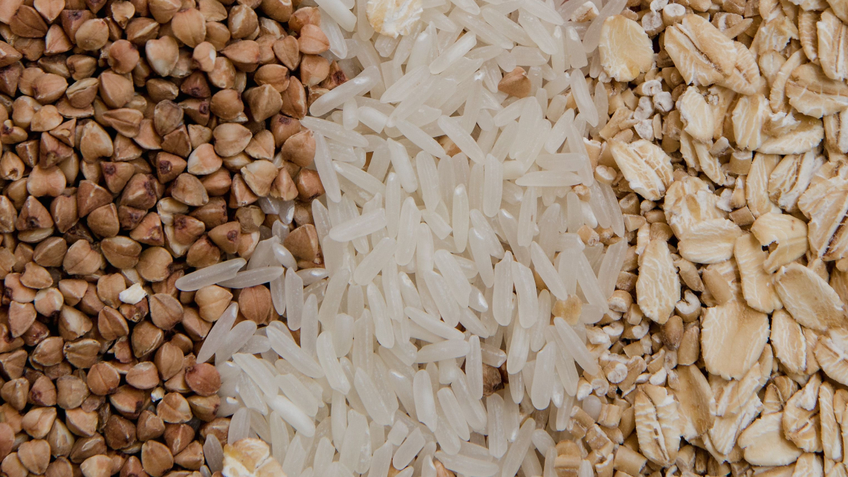 Uma alimentação rica em vegetais e grãos integrais é a principal estratégia para atingir a recomendação diária de fibras (Foto: Pexels)