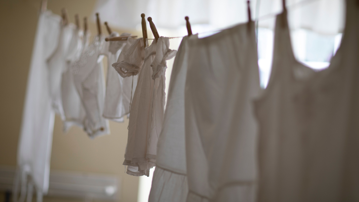 Com alguns truques caseiros, é possível manter as roupas secas, cheirosas e prontas para o uso mesmo sem sol (Foto: Pexels)