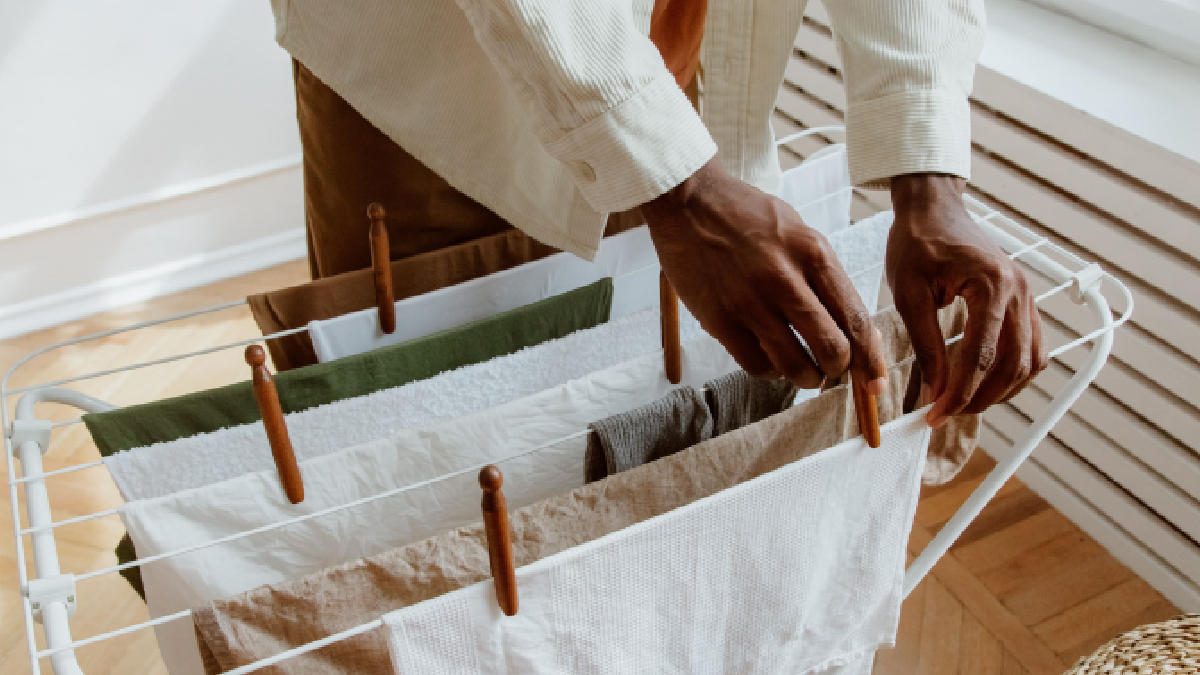 Técnicas simples, como usar uma toalha seca e reforçar a centrifugação, ajudam a evitar o cheiro de mofo (Foto: Pexels)