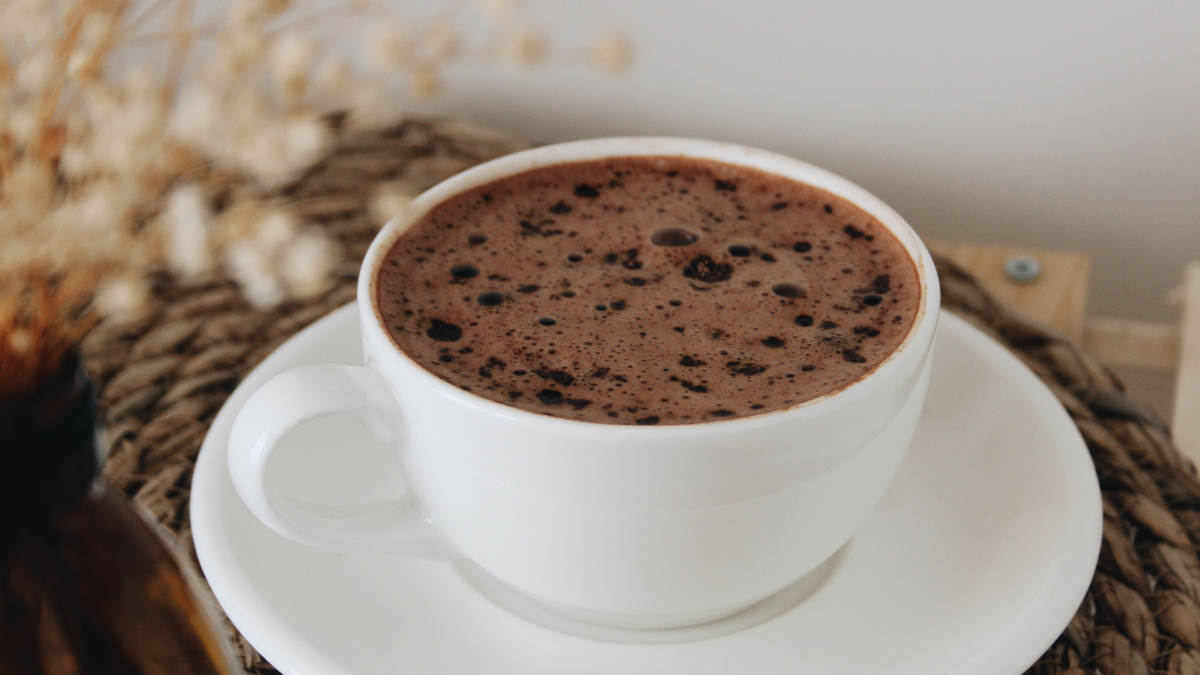 Sirva o chocolate quente ainda fumegante e, se desejar, finalize com chantili, raspas de chocolate ou marshmallows (Foto: Sena/ Pexels)
