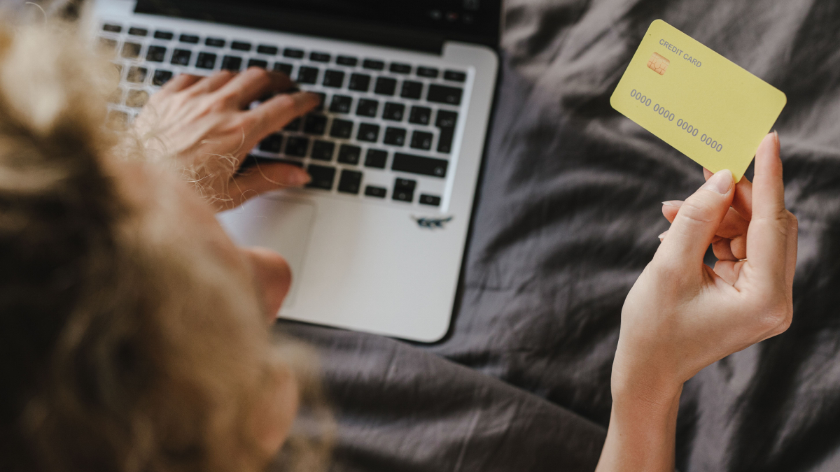 Os programas de recompensas dos cartões ajudam a acumular benefícios enquanto você gasta normalmente (Foto: Pexels)