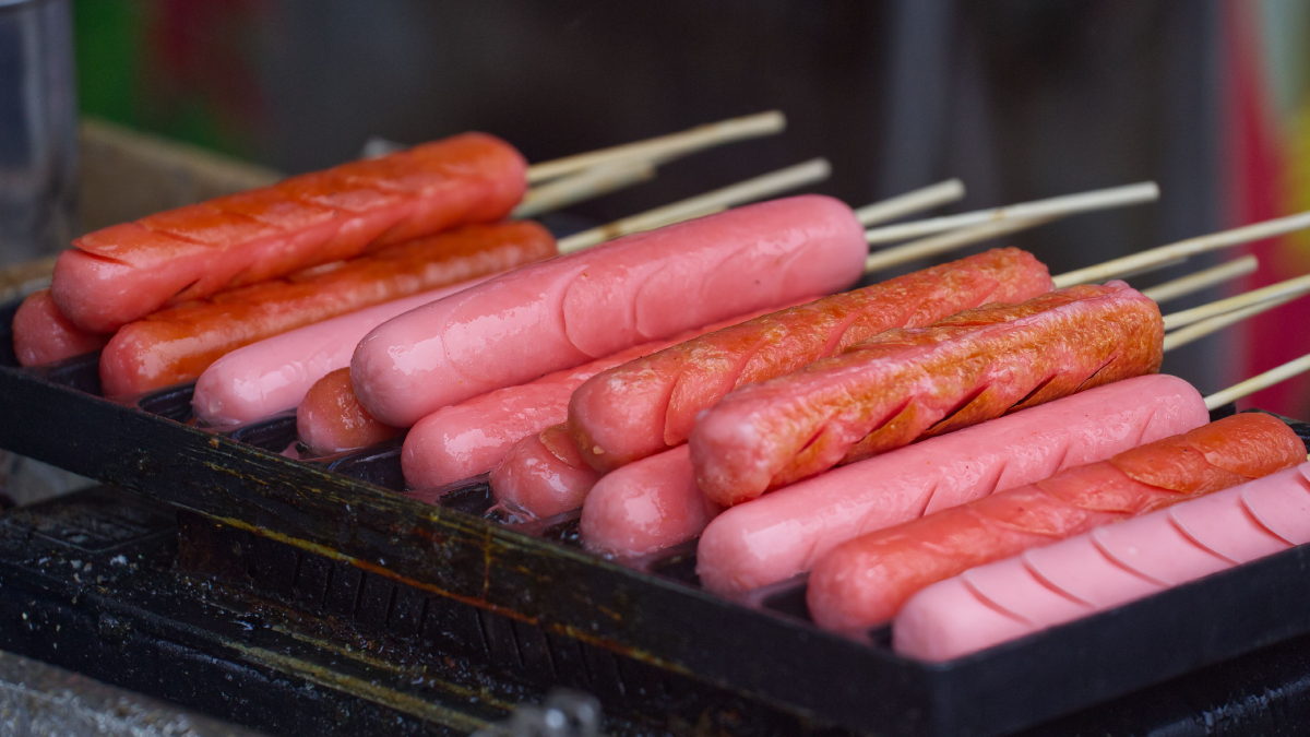 A textura característica da salsicha é resultado da mistura uniforme de carnes, gordura e água (Foto: Pexels)