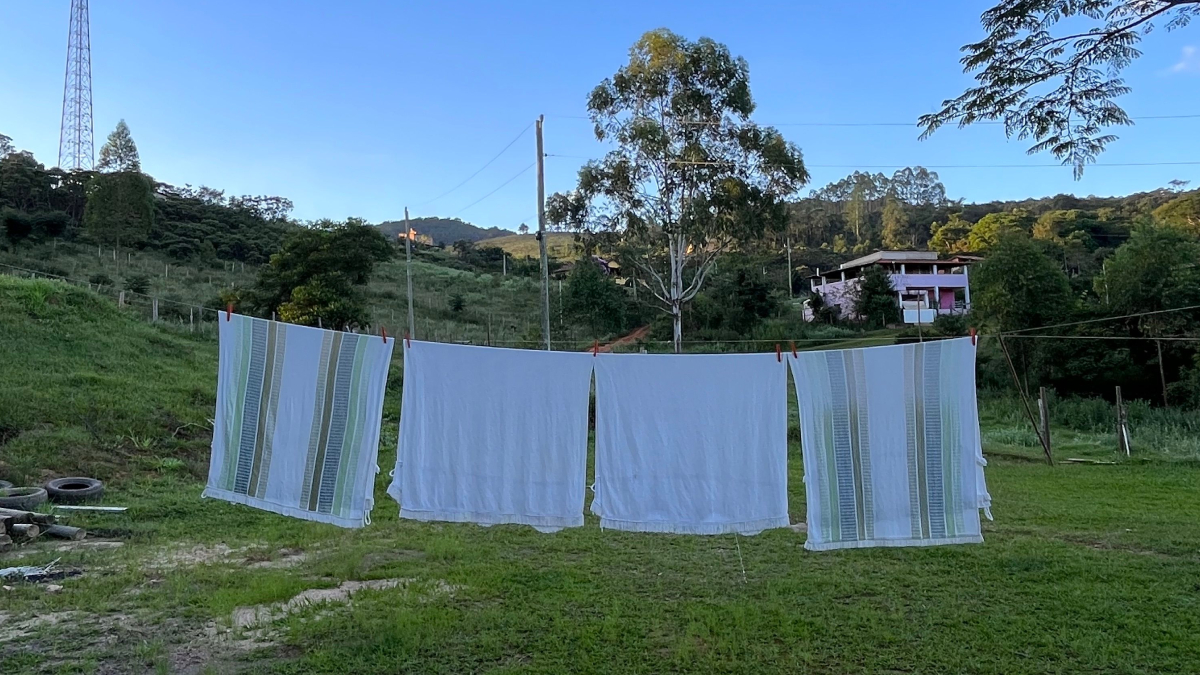 Saiba como combater a umidade, reduzir o tempo de secagem e manter as roupas livres de cheiro de mofo no inverno (Foto: Pexels)