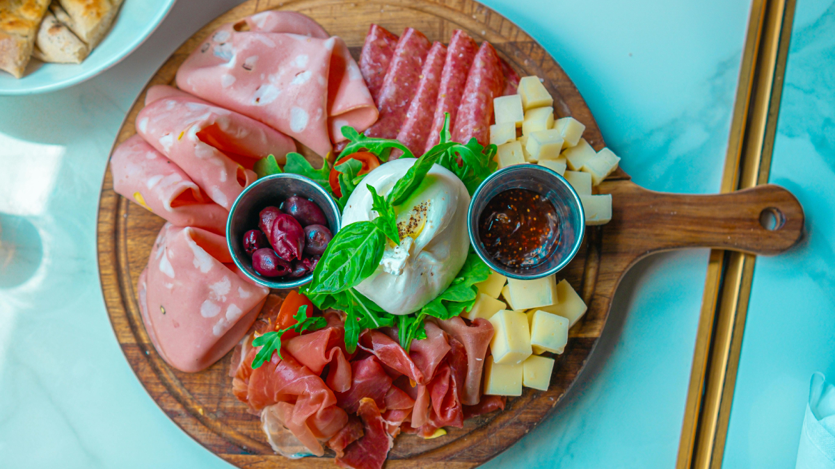 Versátil, a mortadela pode ser consumida em lanches, aperitivos, pizzas e diversas receitas (Foto: Pexels)