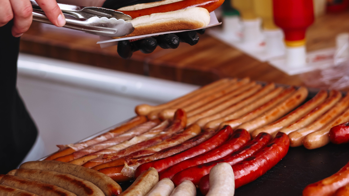 A indústria utiliza diferentes tipos de carne para produzir as versões encontradas no mercado (Foto: Pexels)