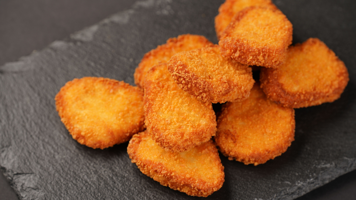A fabricação dos nuggets combina tecnologia, padronização e segurança alimentar em larga escala (Foto: Pexels)