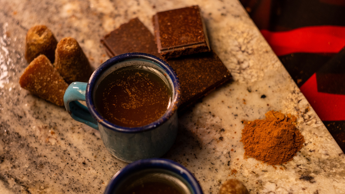 Ideal para acompanhar bolos, biscoitos ou pães, o chocolate quente é um clássico que nunca sai de moda (Foto: Vintagelenses/ Pexels)