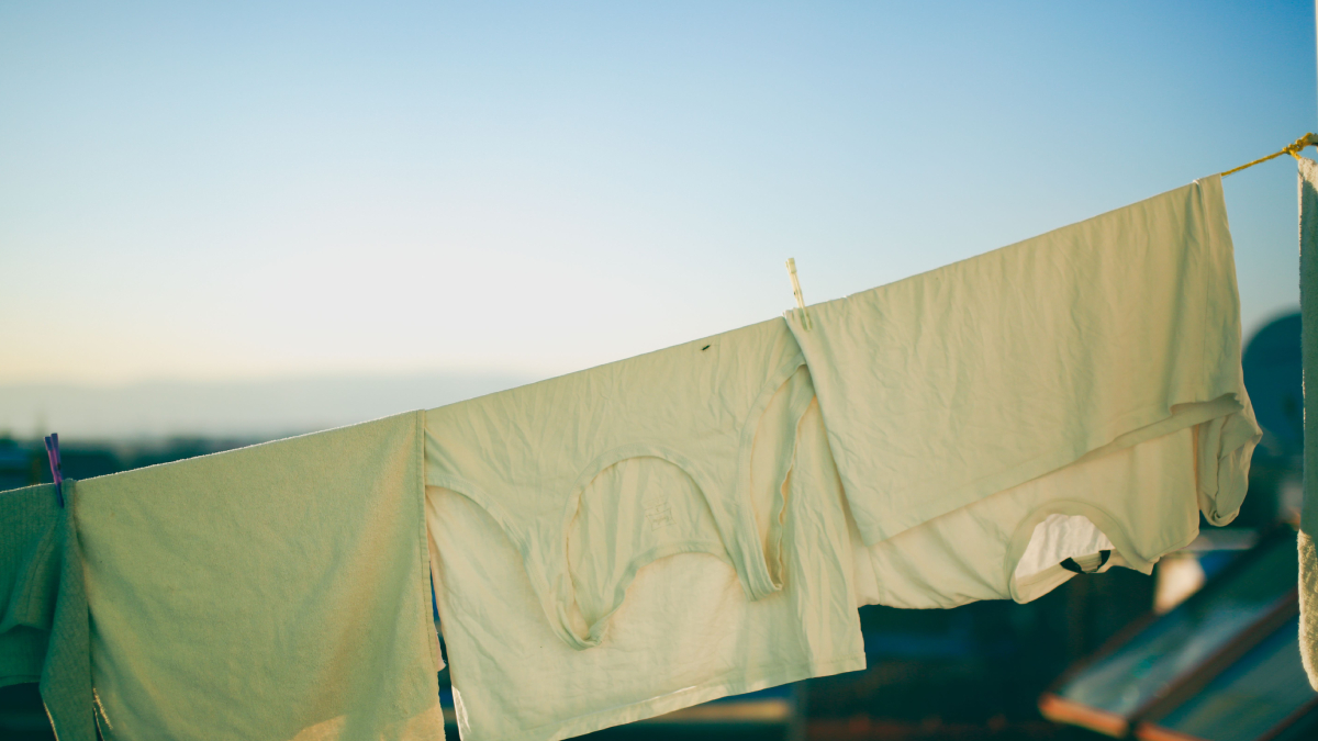 Organizar corretamente o varal é uma das formas mais eficientes de acelerar a secagem durante o inverno (Foto: Pexels)