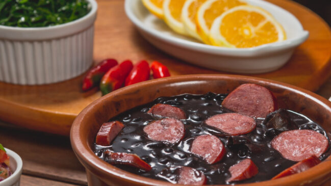 A couve é rica em vitamina C, nutriente que ajuda o organismo a absorver melhor o ferro presente no feijão (Foto: Pexels)