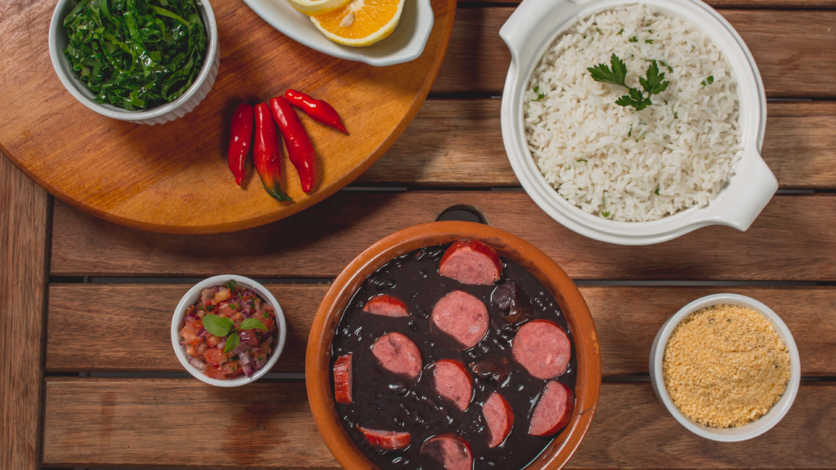 Feijão com couve: uma dupla tradicional que une sabor, praticidade e benefícios para a saúde (Foto: Pexels)
