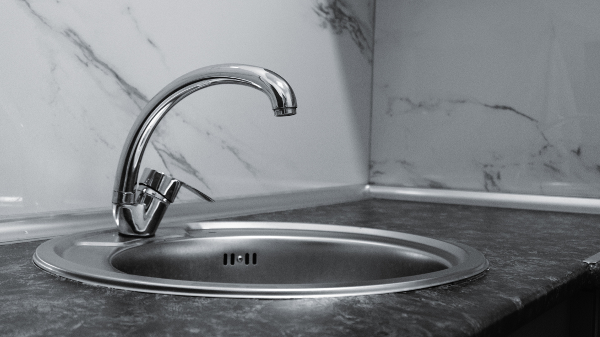 Com manutenção simples e visual sofisticado, a pia de inox supera antigos receios e conquista novos adeptos (Foto: Pexels)