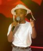 Cantor mirim Ruan Vaqueirinho é atingido por lata durante show na Bahia