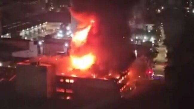 Incêndio de grandes proporções atinge galpões de autopeças na Lapa