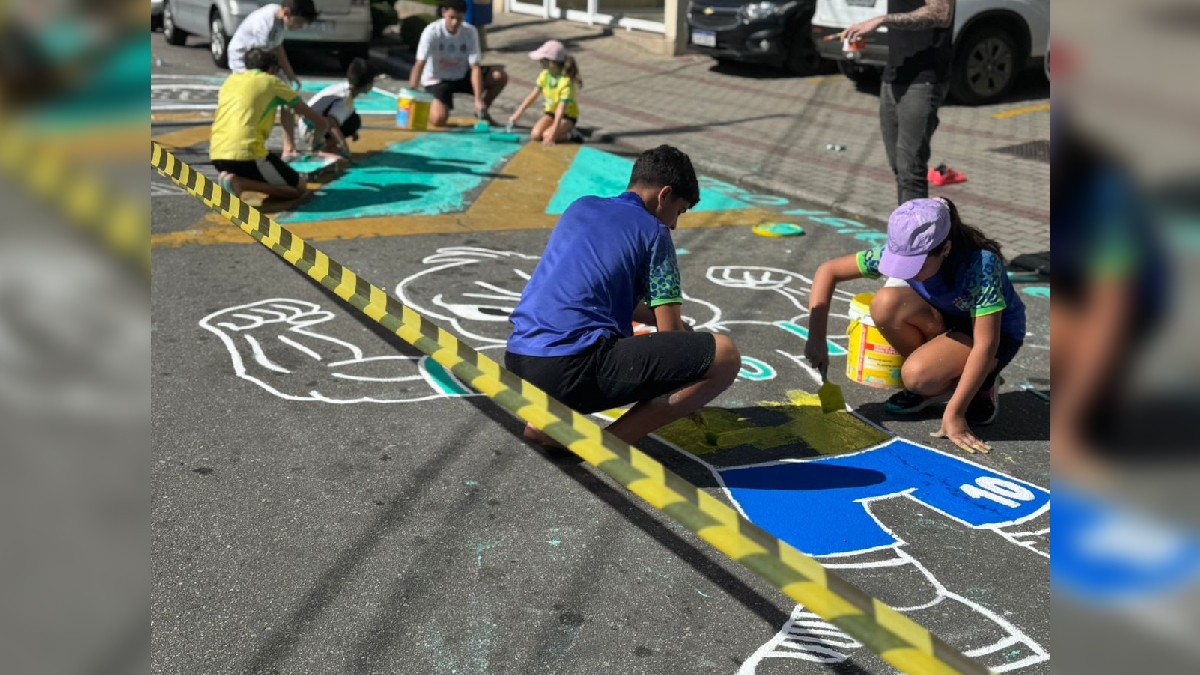 Rua no ABC Paulista sendo pintada para a Copa do Mundo
