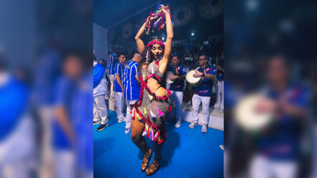 Rainha de bateria da Estrela do Terceiro Milênio, Sávia David, marcou presença na festa de escolha do samba-enredo da escola para o Carnaval de 2027. Foto: Divulgação