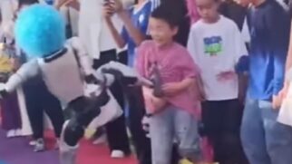 Criança sendo chutada por um robô