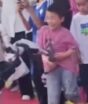 Vídeo: robô de peruca azul chuta criança na barriga durante dança