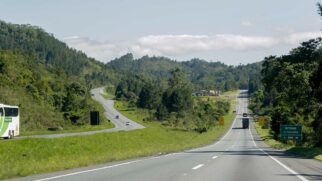 Trecho da Rodovia Régis Bittencourt (BR-116), entre São Paulo e Paraná, durante operação de tráfego em feriado prolongado