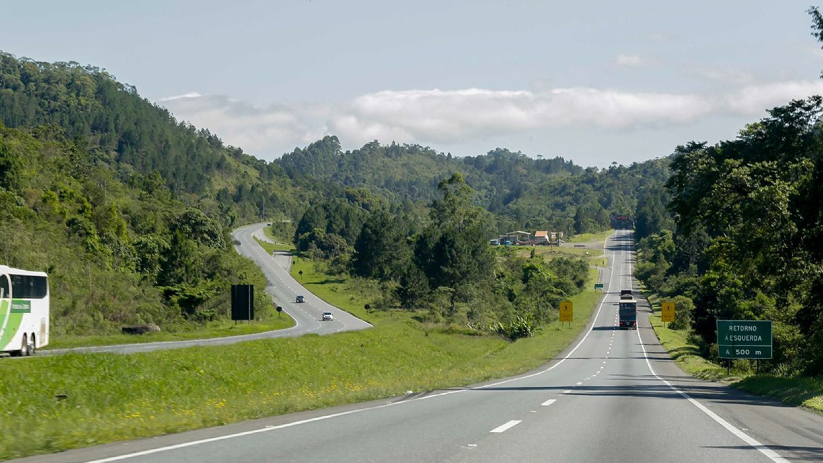 Trecho da Rodovia Régis Bittencourt (BR-116), entre São Paulo e Paraná, durante operação de tráfego em feriado prolongado