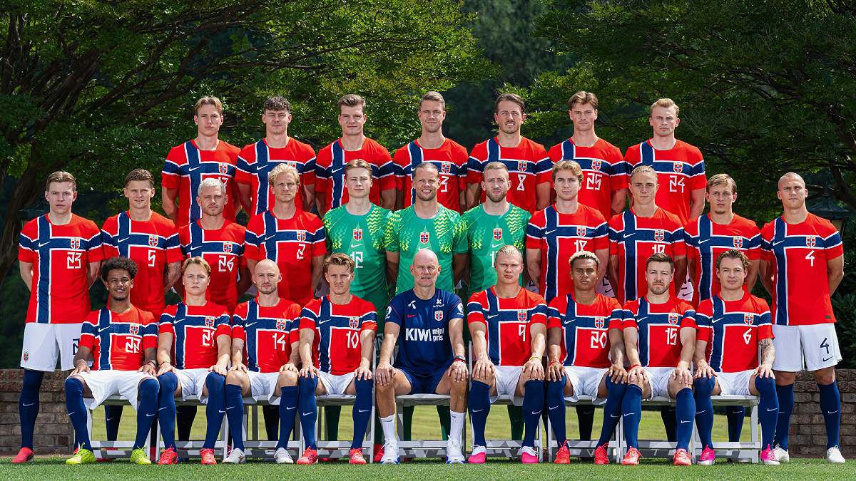 Elenco da seleção da Noruega reunido para foto oficial em campo antes de jogo internacional