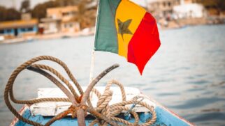 Bandeira de Senegal em um barco