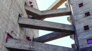 Assinadas por nomes como Oscar Niemeyer, Lina Bo Bardi e Paulo Mendes da Rocha, essas escadas ajudam a contar a história dos edifícios (Foto: Veronika Kellndorfer/Divulgação)