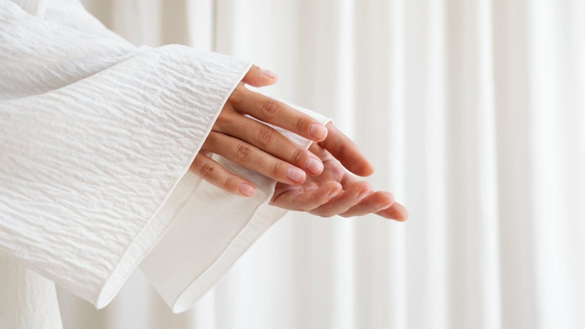 As unhas neutras, com esmaltes nudes ou até mesmo transparentes, são uma tendência elegante (Foto: Freepik)