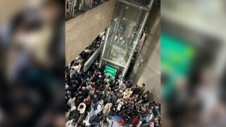 Multidão de passageiros ocupa plataformas e áreas de circulação da Estação Tamanduateí durante problema operacional no sistema ferroviário