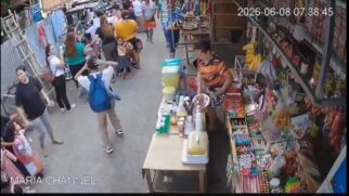 Pessoas deixam área comercial nas Filipinas após terremoto que atingiu o país