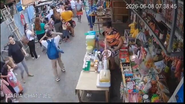 Pessoas deixam área comercial nas Filipinas após terremoto que atingiu o país