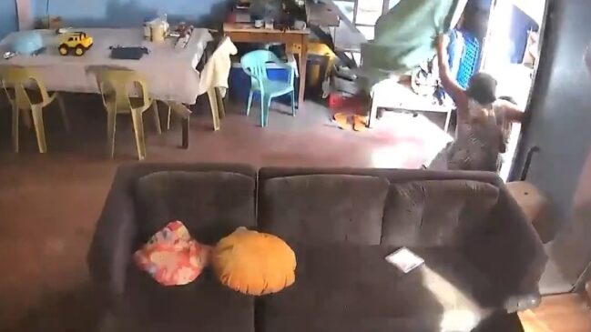Mulher segura criança no colo durante terremoto registrado por câmera de segurança dentro de uma residência nas Filipinas