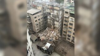 Imagem mostra o desabamento parcial de um edifício residencial após um terremoto na Venezuela. A estrutura ficou comprometida, com parte da fachada e andares inferiores destruídos, espalhando escombros no entorno