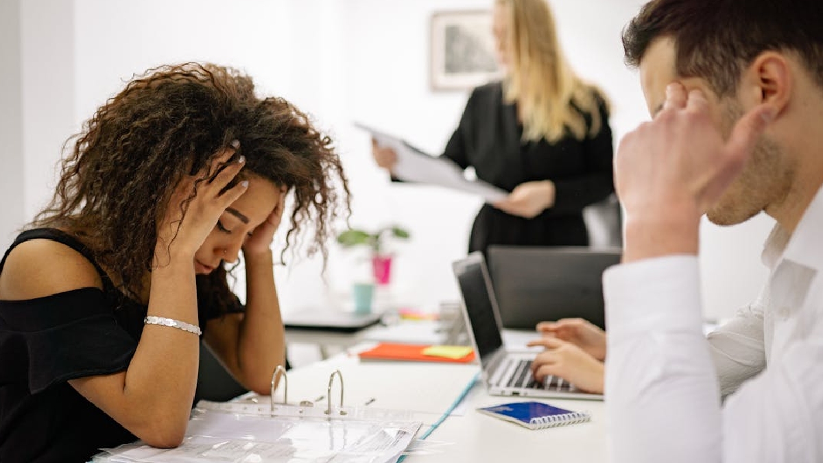 Pessoas estressadas com compromissos no trabalho