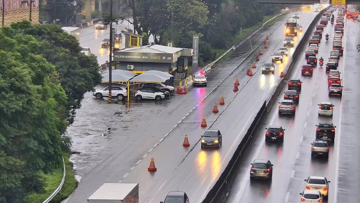 Veículos trafegam com lentidão na Rodovia Anchieta sob chuva na Região Metropolitana de São Paulo