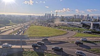 Fluxo intenso de veículos em rodovia de acesso à capital paulista durante o horário de pico da manhã