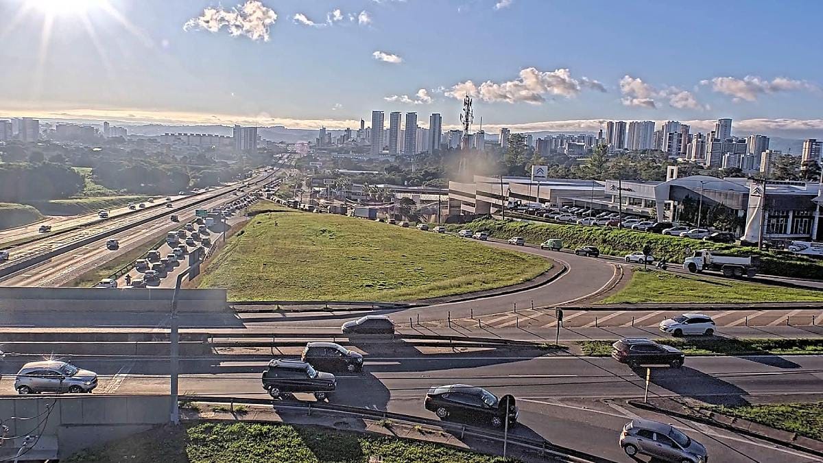 Fluxo intenso de veículos em rodovia de acesso à capital paulista durante o horário de pico da manhã