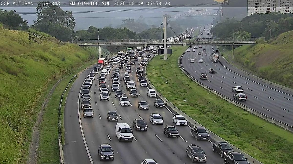 Congestionamento na Rodovia dos Bandeirantes, em São Paulo, com grande fluxo de veículos em direção à capital durante o retorno do feriado