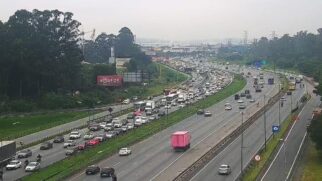 Trânsito intenso para quem chega a São Paulo pela rodovia Ayrton Senna