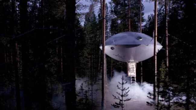 Acomodação de um quarto em formato de OVNI no Tree House, na Suécia