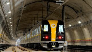Trem da linha 4-Amarela nos trilhos dentro do túnel