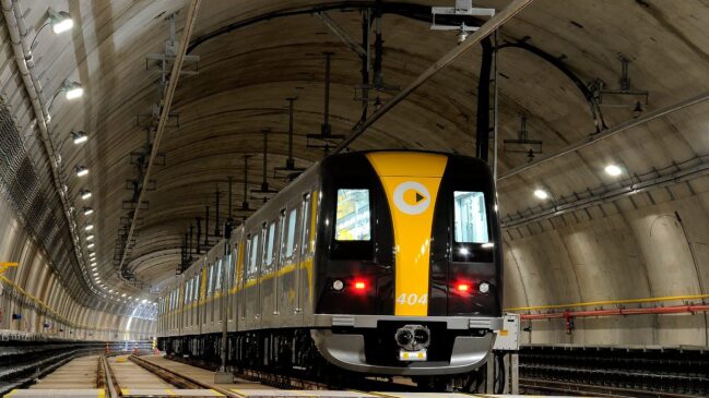 Trem da linha 4-Amarela nos trilhos dentro do túnel