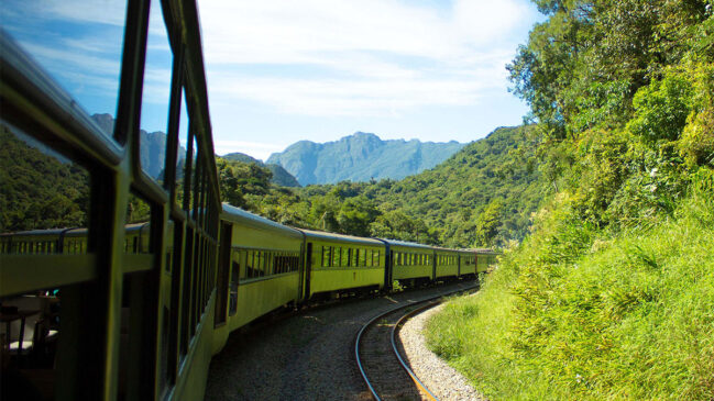 Uma das viagens de trem mais bonitas do mundo está no Brasil e une capital ao litoral