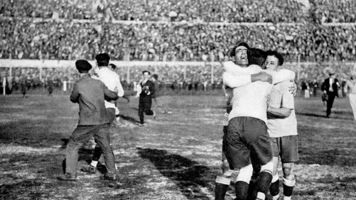 Uruguai festejando o título da Copa do Mundo de 1930