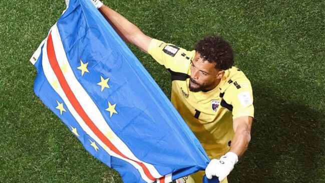 Goleiro Vozinha após empate de Cabo Verde. Ele segura a bandeira do país.