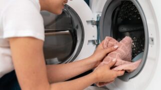 Pesquisa mostra que muitas pessoas demoram meses para trocar as toalhas, mas especialistas alertam para os riscos escondidos nas fibras do tecido (Foto: Freepik)