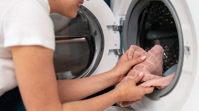 Pesquisa mostra que muitas pessoas demoram meses para trocar as toalhas, mas especialistas alertam para os riscos escondidos nas fibras do tecido (Foto: Freepik)
